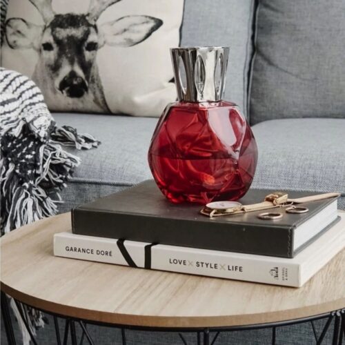 ไอเท็มแต่งบ้านระดับไอคอนิกจาก Maison Berger Paris กลับมาให้ครอบครองอีกครั้ง ตะเกียงน้ำหอมคอลเลกชัน Resonance Paprika ที่เหมาะกับช่วงคริสต์มาสและปีใหม่นี้